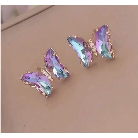 💜 Betsey Johnson sparkling purple butterfly earrings 💜 - Picture 1 of 5
